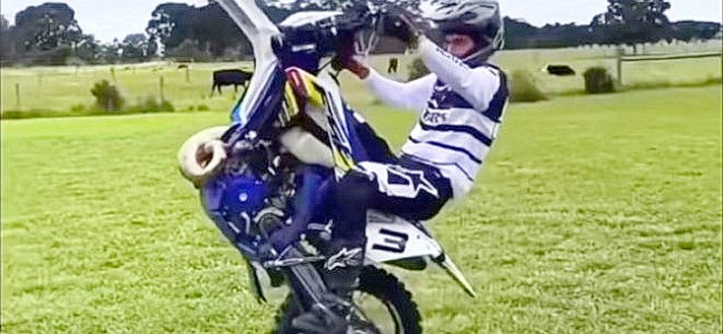 VIDEO: abilità divertenti su una moto da cross!