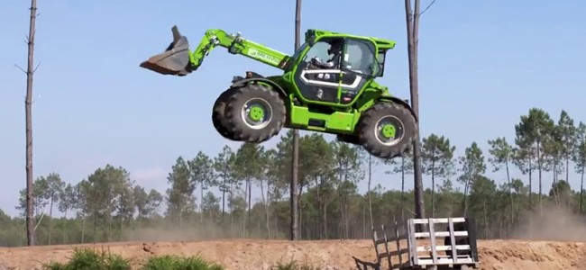 VIDEO: Bud Racing-jippo med grävmaskin!