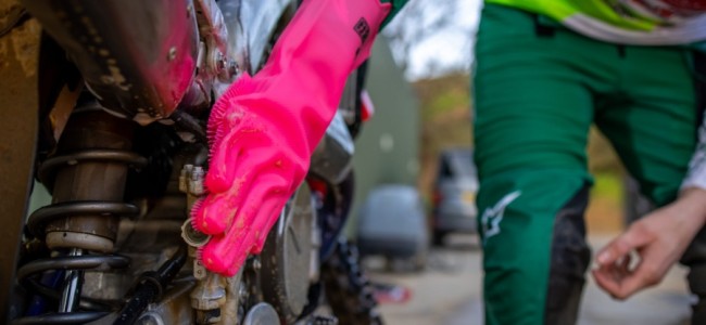 Handschuhe zum Reinigen der weniger zugänglichen Teile Ihres Dirtbikes