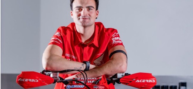 Alberto Forato tegner med Standing Construct Racing