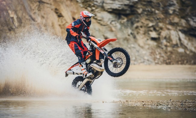 See the new KTM 2T enduro with injection in action!
