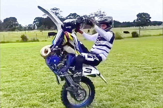 VIDEO: ¡habilidades divertidas en una moto de cross!