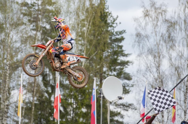 Jeffrey Herlings continues to race in MX2