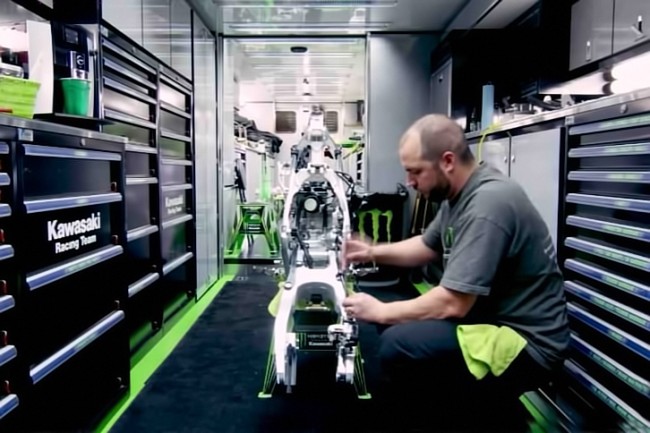 VIDEO: Hur fabriksteam bygger om motorer