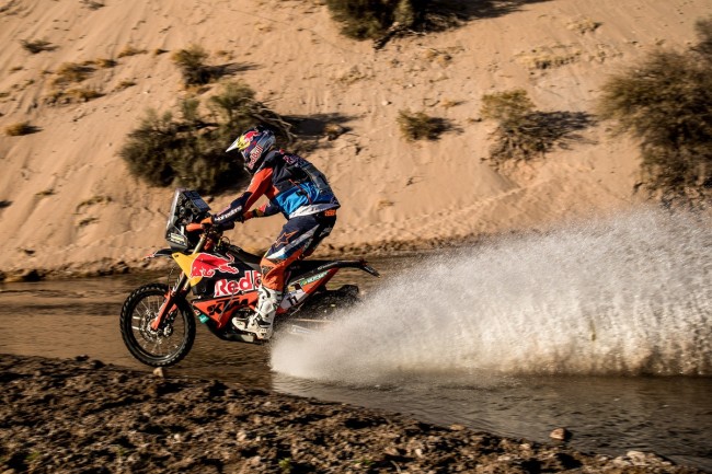 Toby Price takes the lead in the Ruta 40.