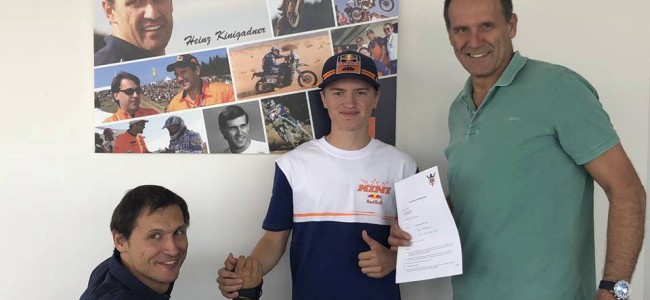 Mike Gwender firma con il KINI KTM Junior Team