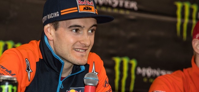 With a broken foot, Herlings can show his social side