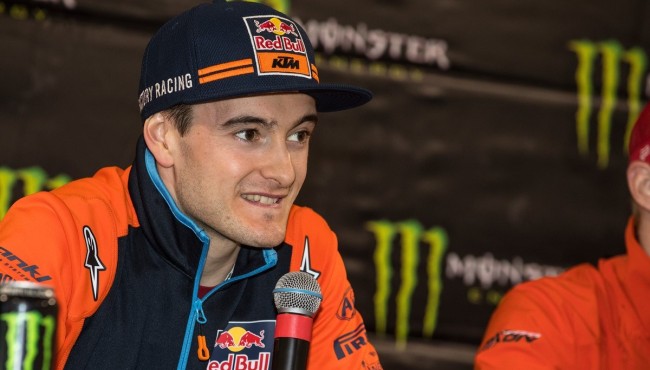 With a broken foot, Herlings can show his social side