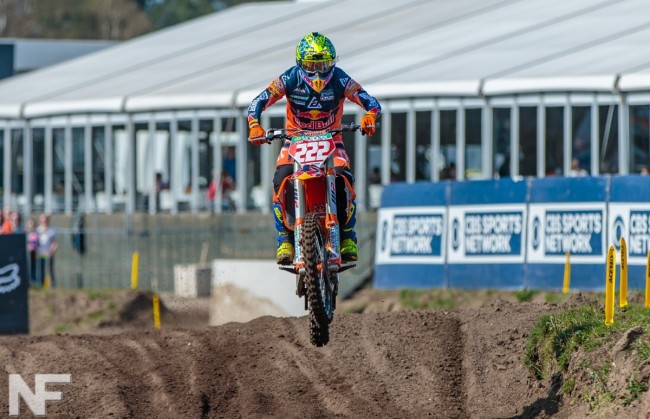 Cairoli wins the qualifying series in V'waard with fingers in the nose!