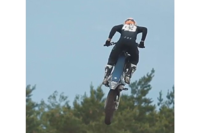 Vídeo: ¡Jack Miller arrasa en una moto de cross!