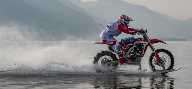 Luca Colombo stellt den Weltrekord im Motorradfahren über Wasser auf!