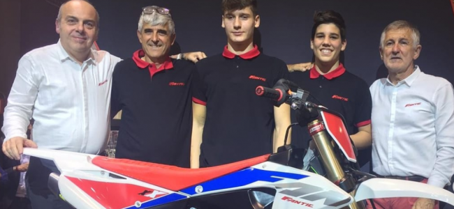 Andrea Bonacorsi firma con il Fantic Motocross Team!