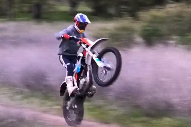 VIDEO: Max Vohland speelt met een KTM Freeride E!