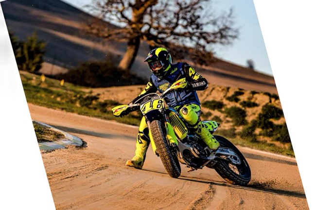 VIDEO: Als Valentino Rossi het zand opzoekt!