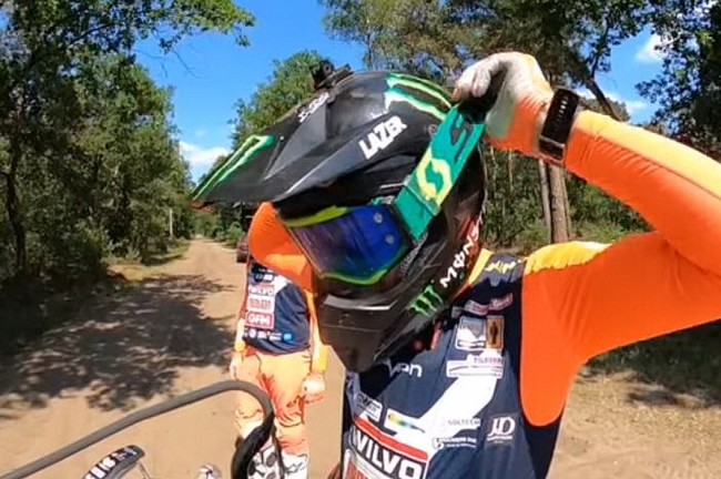 VIDEO: Etienne Bax tickles his sidecar!