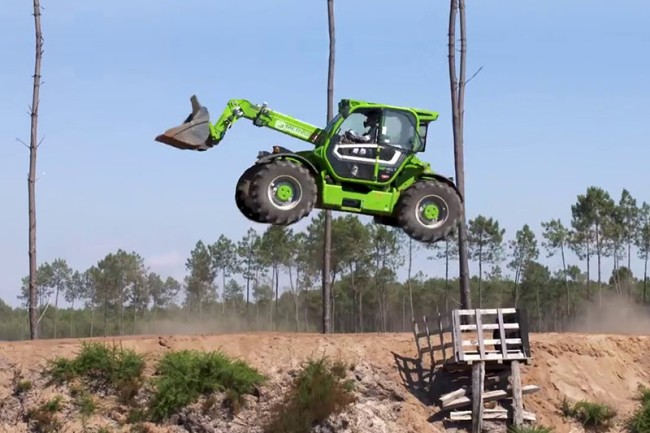VIDEO: Bud Racing stunt met graafmachine!