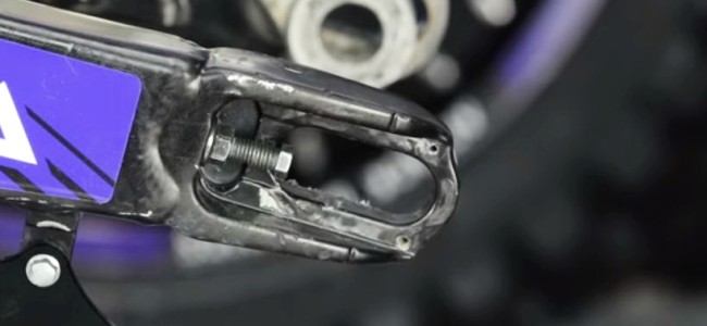 Technique: replacing the adjusting bolts of a chain tensioner