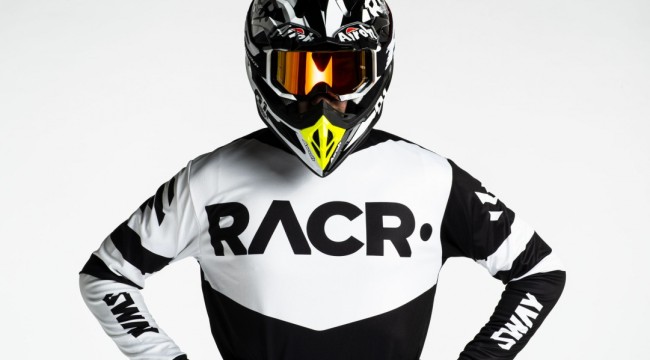 RACR viene fornito con attrezzatura da motocross, ecco lo scoop!
