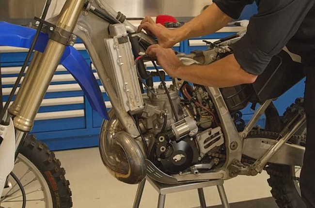 VIDEO: An electric starter for a YZ250