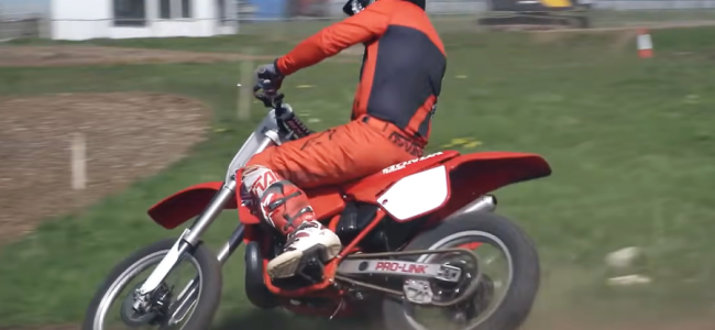VIDEO: Dave Thorpe kruipt op een CR250