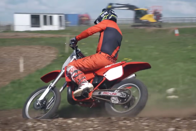 VIDEO: Dave Thorpe se arrastra sobre una CR250