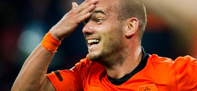 Wesley Sneijder reikt de bekers uit in Oss