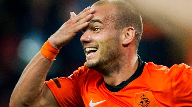 Wesley Sneijder reikt de bekers uit in Oss