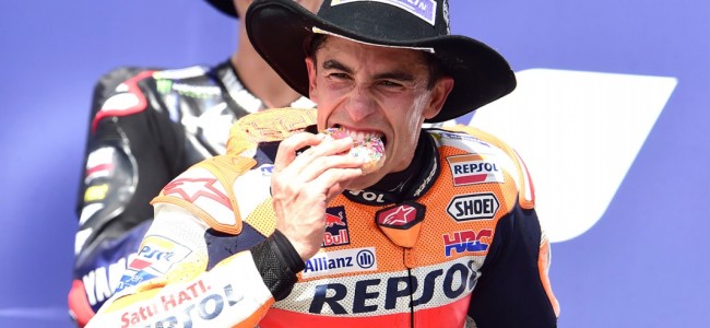 Marquez eet donut op MotoGP podium na weddenschap met Jett Lawrence!!