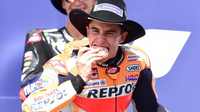 ¡¡Márquez se come un donut en el podio de MotoGP tras apostar con Jett Lawrence!!