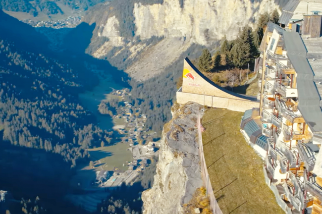 VIDEO: Tom Pagès doet dubbele frontflip vanaf een klif
