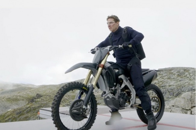 VIDEO: Tom Cruise stunt met crossmotor voor nieuwe Mission Impossible