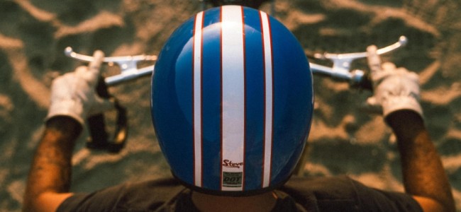 Bell præsenterer en hjelm som hyldest til Steve McQueen