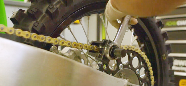 Technique: This is how you install the lock of an o-ring chain