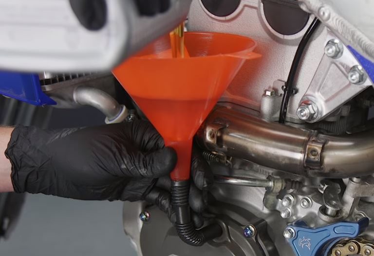 De focus op viertakt olie Dit moet je weten! Motorcross Enduro Supermoto MXMag.be De focus op viertakt olie Dit moet je weten! Motorcross Enduro Supermoto MXMag.be