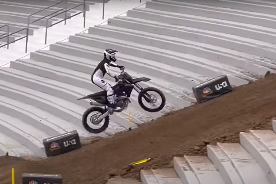 VIDEO RC4 showt de Triumph 250F in Los Angeles Coliseum Motorcross