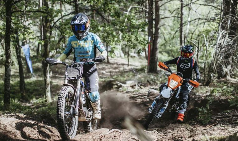 Twee motocrosspiloten op E-bikes