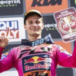 Simon Längenfelder heerst in Ernée en pakt de rode plaat in MX2