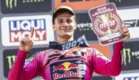 Simon Längenfelder heerst in Ernée en pakt de rode plaat in MX2