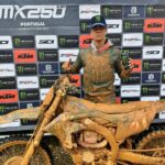 Agueda EMX250: Janis Reisulis zet de zaak recht in modderbad.