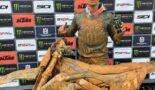 Agueda EMX250: Janis Reisulis zet de zaak recht in modderbad.