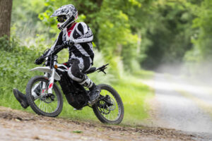 Motocrosser op een Zero XB terwijl hij een bocht neemt