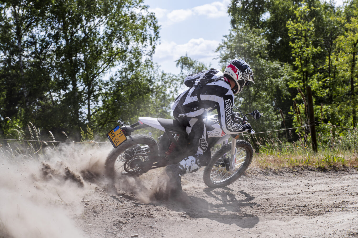 Motocrosser op een Zero XE die een bocht neemt