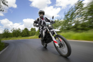 Motorrijder op een Zero XE tijdens een rit op de openbare weg