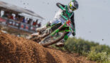 Romain Febvre legt Jeffrey Herlings het vuur aan de schenen en loopt weg van Lucas Coenen