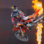 VIDEO: Eli Tomac wint in KTM debuut!