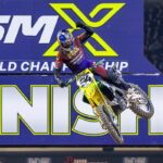 Ken Roczen slaat hard toe in chaotische 450SX en zet titelstrijd op scherp