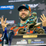 Ongelooflijk! Eli Tomac wint in Daytona… en breekt tand met zijn eigen trofee