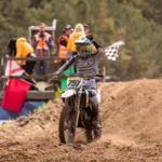 Tensfeld ADAC 85 cc: Martins Cirulis haalt een stuk van de averij op