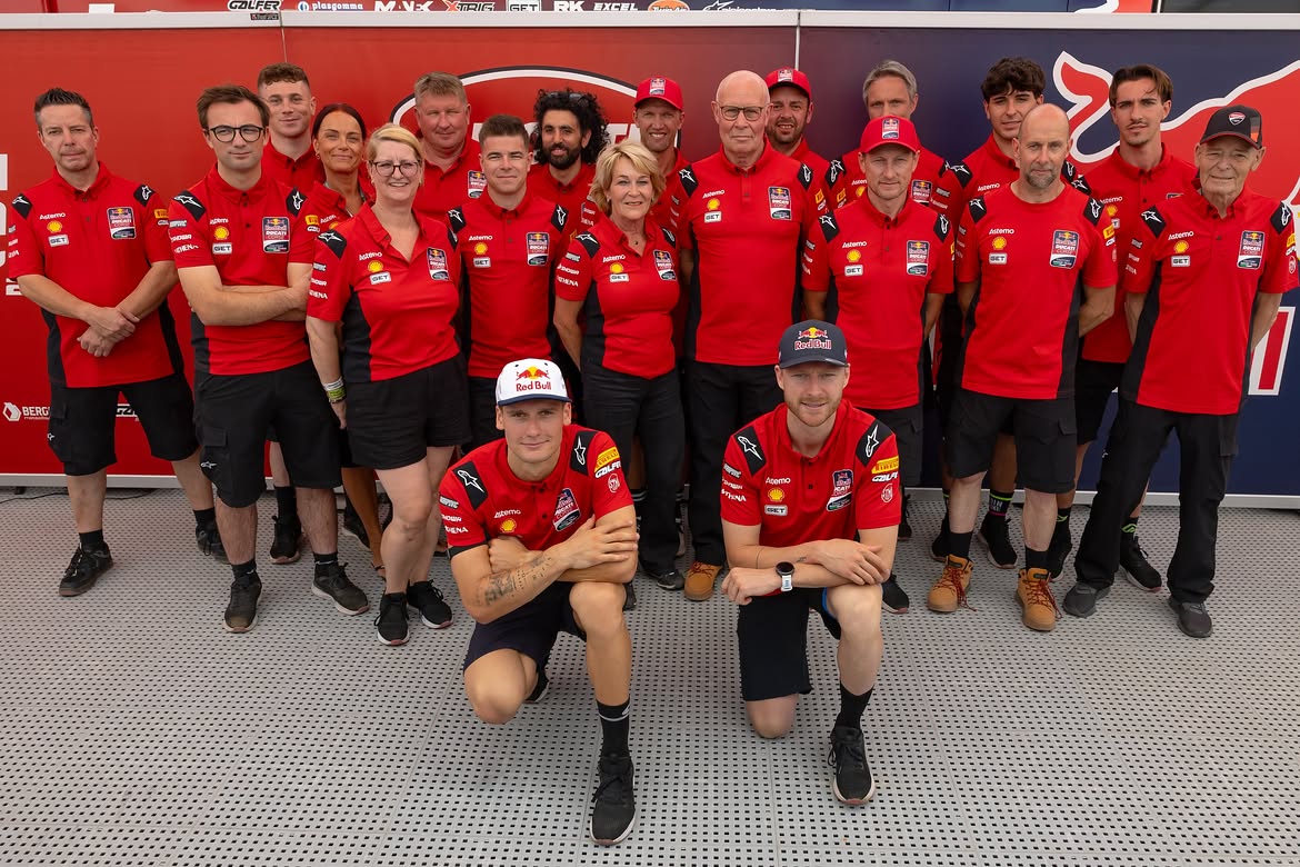 Het voltallige 2026 Red Bull Ducati Factory Racing Team tijdens de GP van Vlaanderen in Lommel