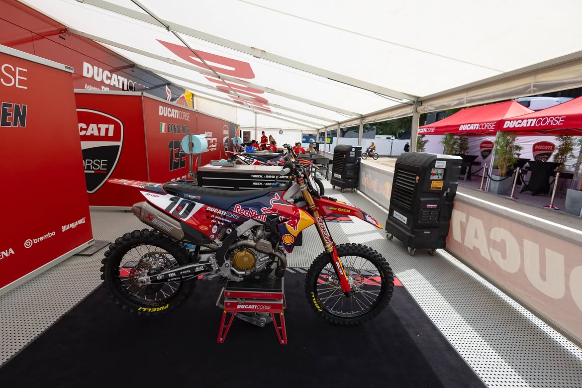 De tent van het Red Bull Ducati Factory MXGP Team in de paddock